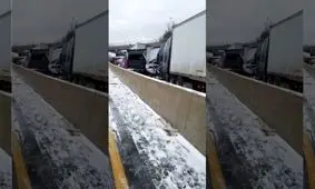 تصادف زنجیره‌ای در جاده یخ‌زده + عکس