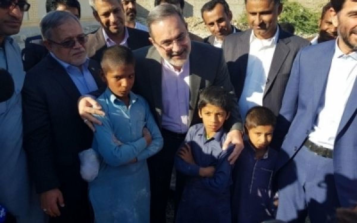 فیلم/ بازگشت به تحصیل سه دانشآموز بلوچ با پیگیری وزیر