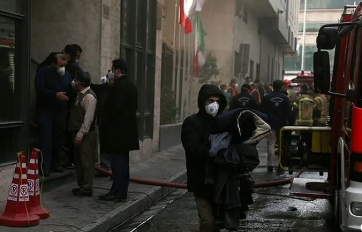 ادامه تلاش برای اطفای حریق وزارت نیرو/ نجفی در محل حادثه حضور یافت / احتمال ریزش ساختمان