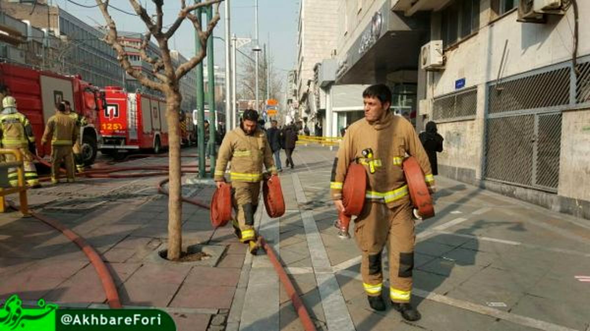 تلاش آتش نشانان برای مهار آتش ساختمان وزارت نیرو+تصاویر