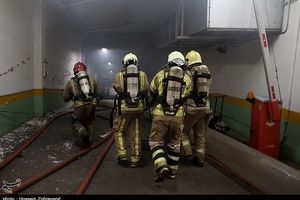 نفوذ تیم‌های ۴ نفره آتش‌نشانان به طبقه منفی ۴ ساختمان برق حرارتی
