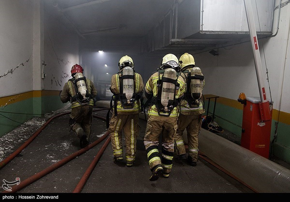 نفوذ تیم‌های ۴ نفره آتش‌نشانان به طبقه منفی ۴ ساختمان برق حرارتی