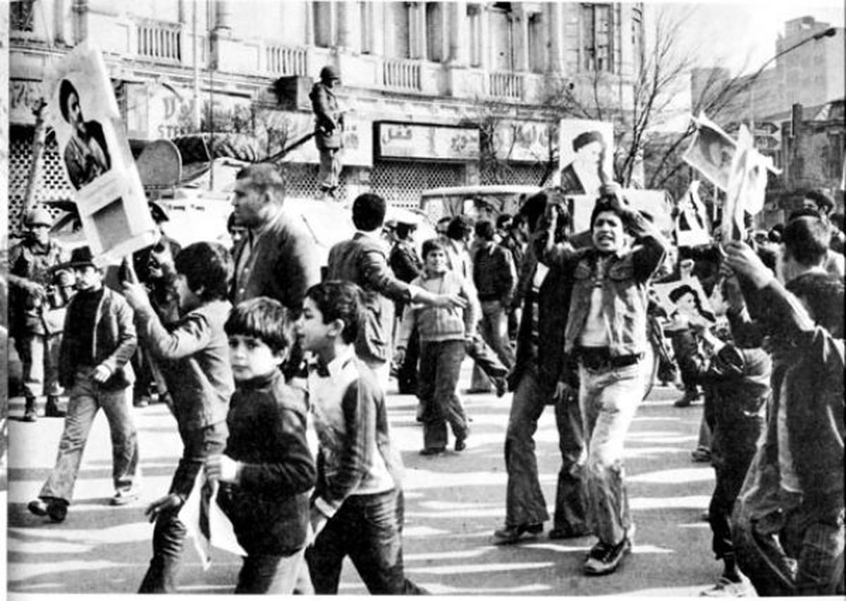 انقلاب چطور در 22 بهمن پیروز شد؟/ تصمیم شورای عالی ارتش و تصرف رادیو و تلویزیون