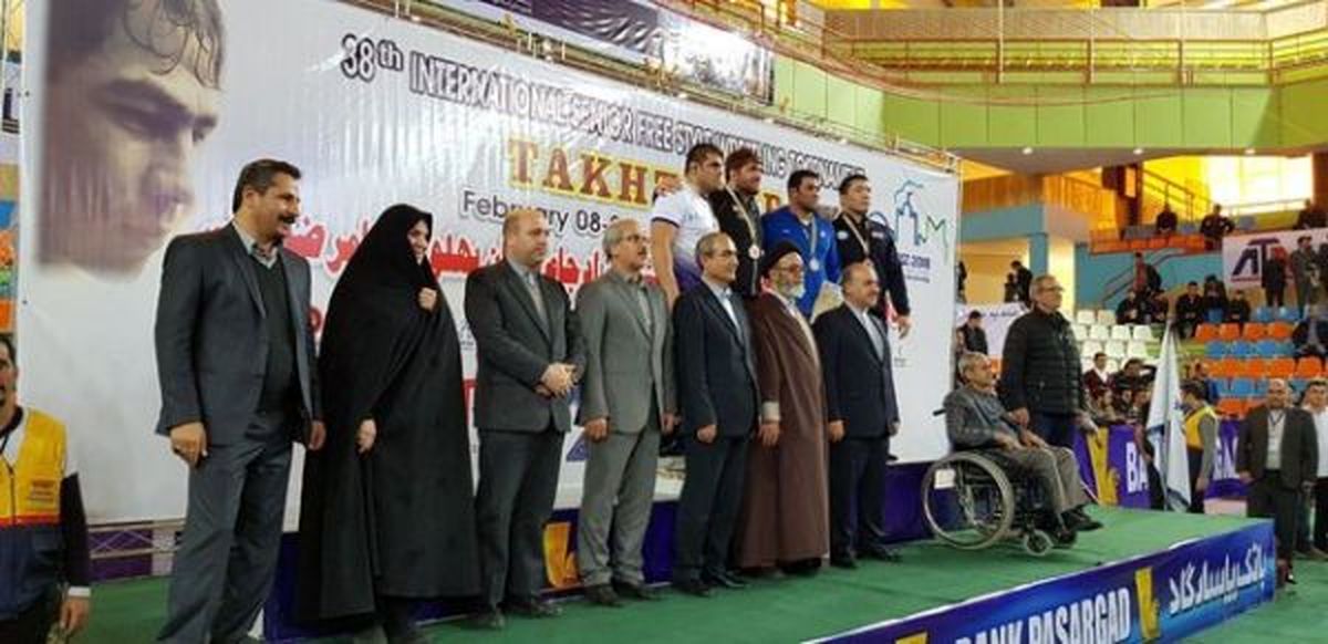 مخالفت نیروی انتظامی با ورود نماینده زن به سالن کشتی/وزیر ورزش پادرمیانی کرد