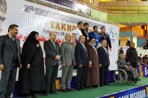 مخالفت نیروی انتظامی با ورود نماینده زن به سالن کشتی/وزیر ورزش پادرمیانی کرد