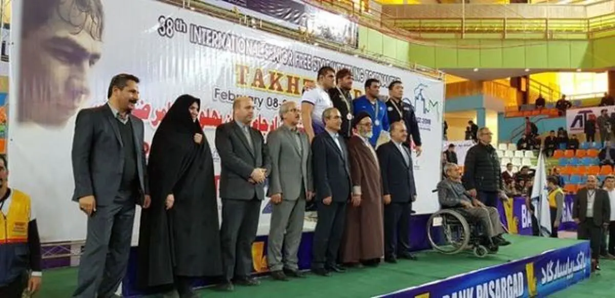 مخالفت نیروی انتظامی با ورود نماینده زن به سالن کشتی/وزیر ورزش پادرمیانی کرد