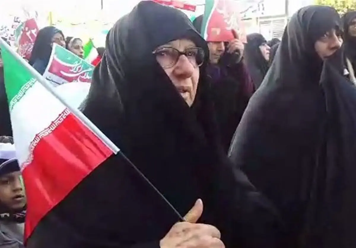 حضور مادر مسیح علی نژاد در راهپیمایی ۲۲ بهمن بابل/ عکس