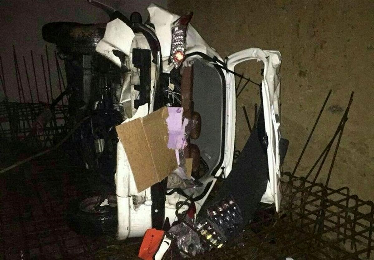 سقوط ۱۲ متری پژو ۲۰۶ به داخل گودال در ولنجک + عکس