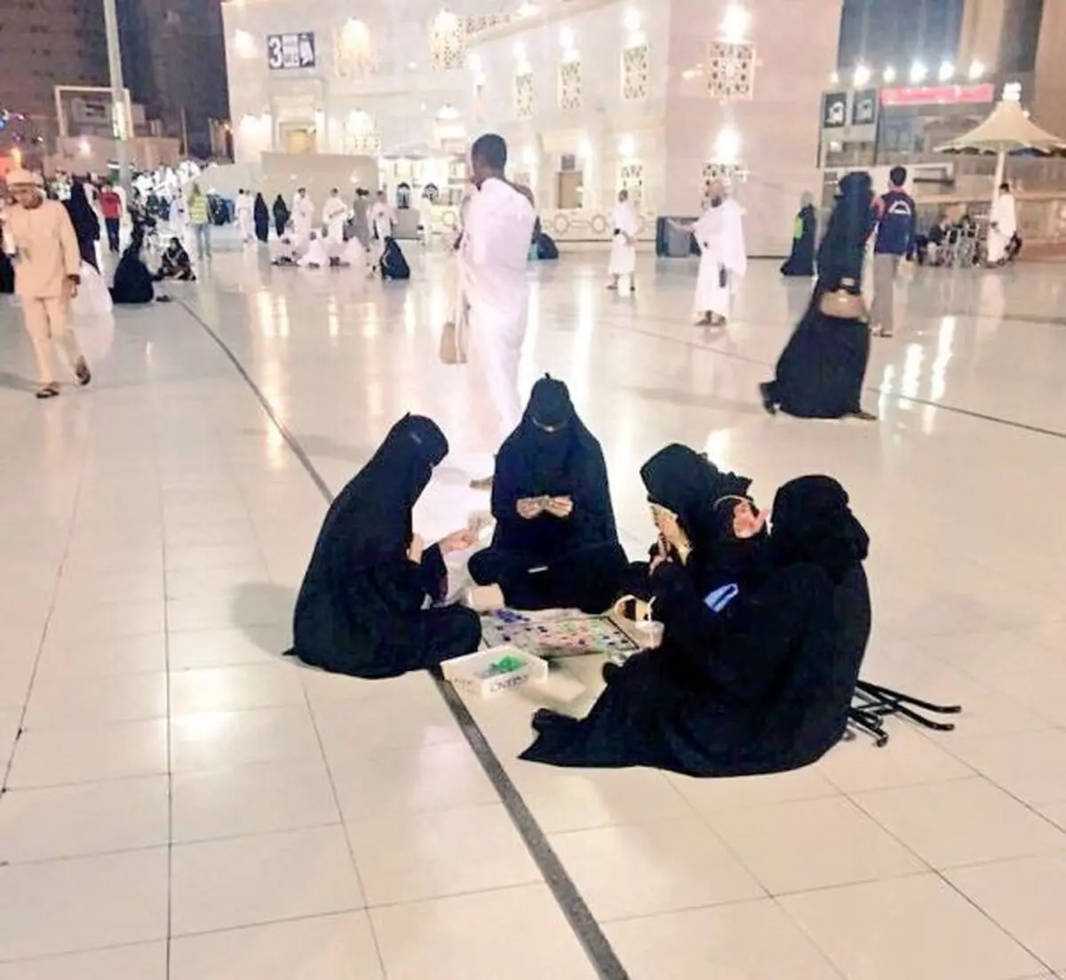 ورق بازی زنان سعودی در مسجدالحرام