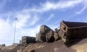 انتقال لوموکوتیوران و رییس قطار واژگون شده به بیمارستان امدادی مشهد/ 3 نفر مصدوم شدند