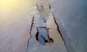 نشست زمین در یکی از خیابانهای گیلانغرب