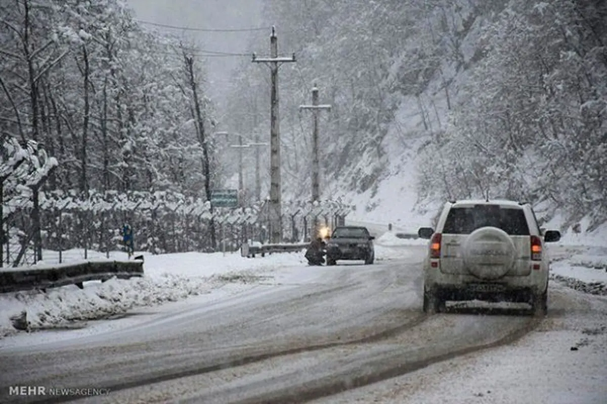 برف و باران در محورهای ۱۰ استان کشور