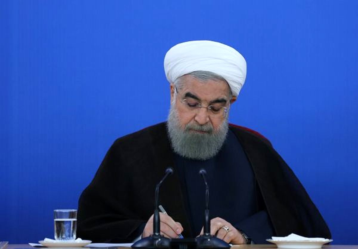 روحانی خواستار پیگیری حقوقی پرونده برخورد با دختر خیابان انقلاب شد