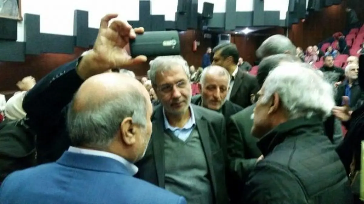 وزیر کار در بین بازنشستگان تجمع کننده در مقابل وزراتخانه/عکس