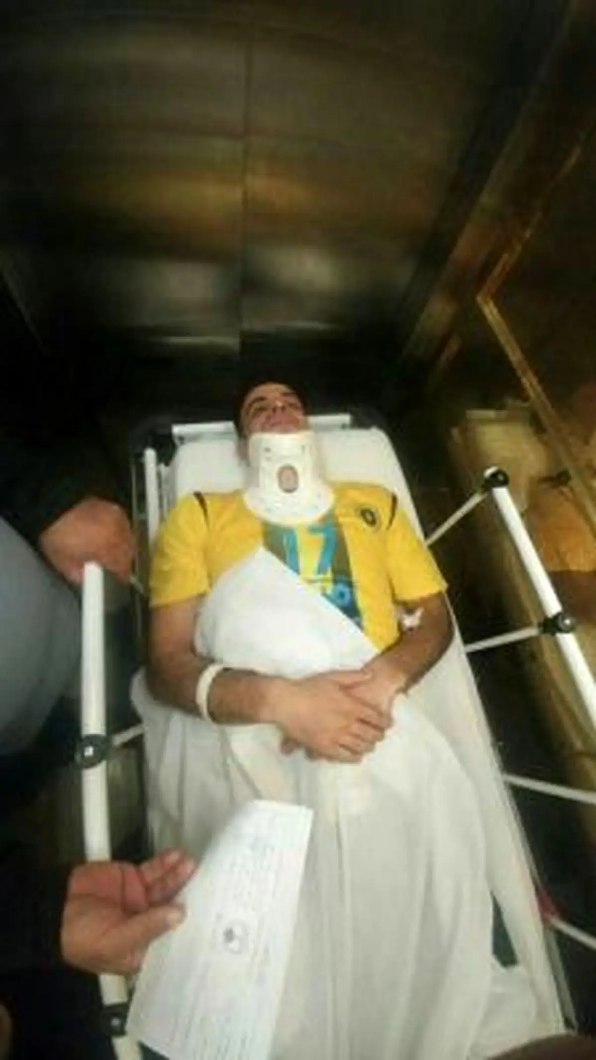 تماشاگران یک هندبالیست را راهی بیمارستان کردند