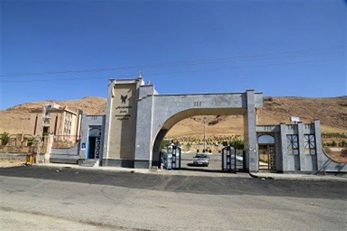 گلایه از یک دانشگاه آزاد در استان کرمانشاه/ نمیگذارند فارغالتحصیل شویم
