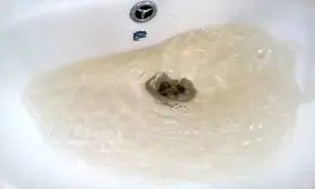 آب شهر رودسر رنگ متفاوتی دارد