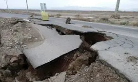 تبریز - جاده قم تپه زمین دهن باز کرده است