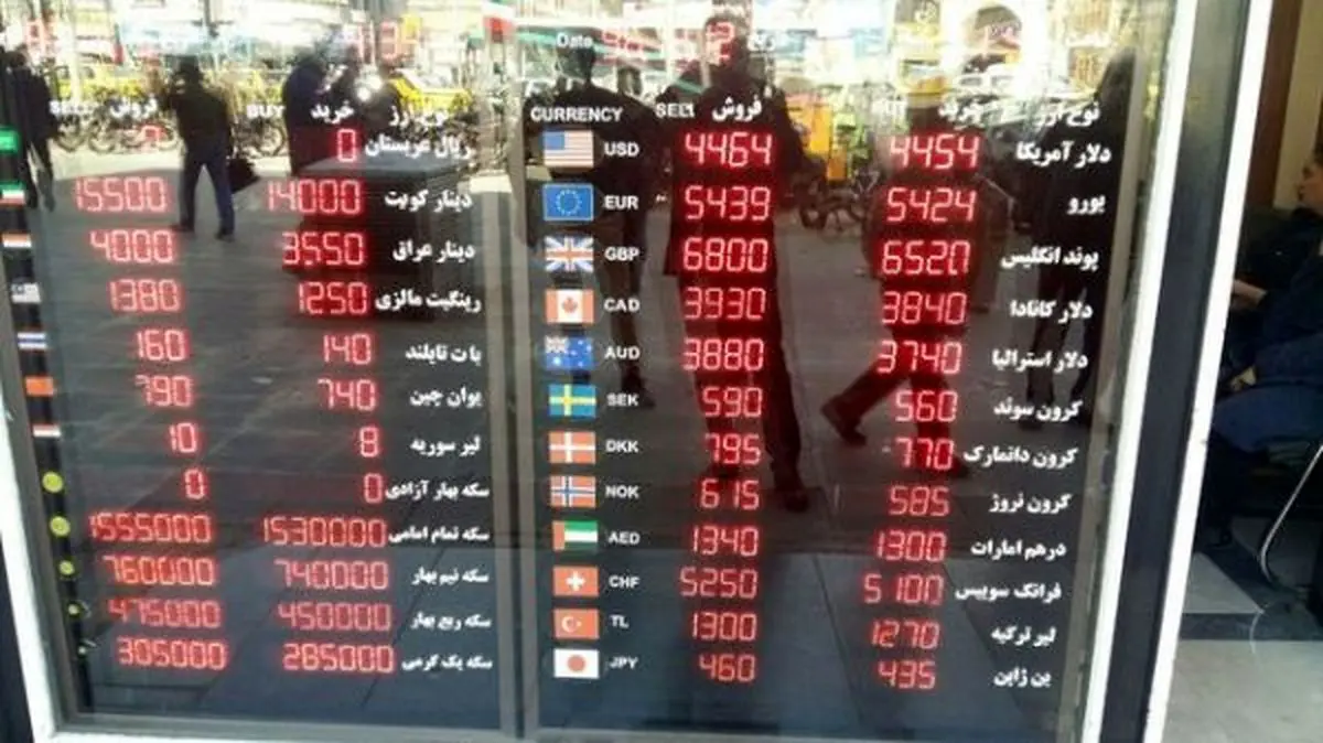 محدودیت‌های فروش ارز ادامه دارد/ هر نفر هزار دلار