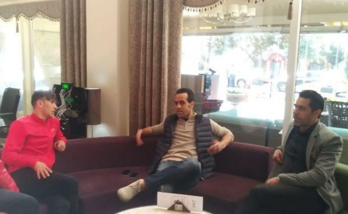 حضور علی کریمی در اردوی سرخپوشان قبل از بازی با الوصل
