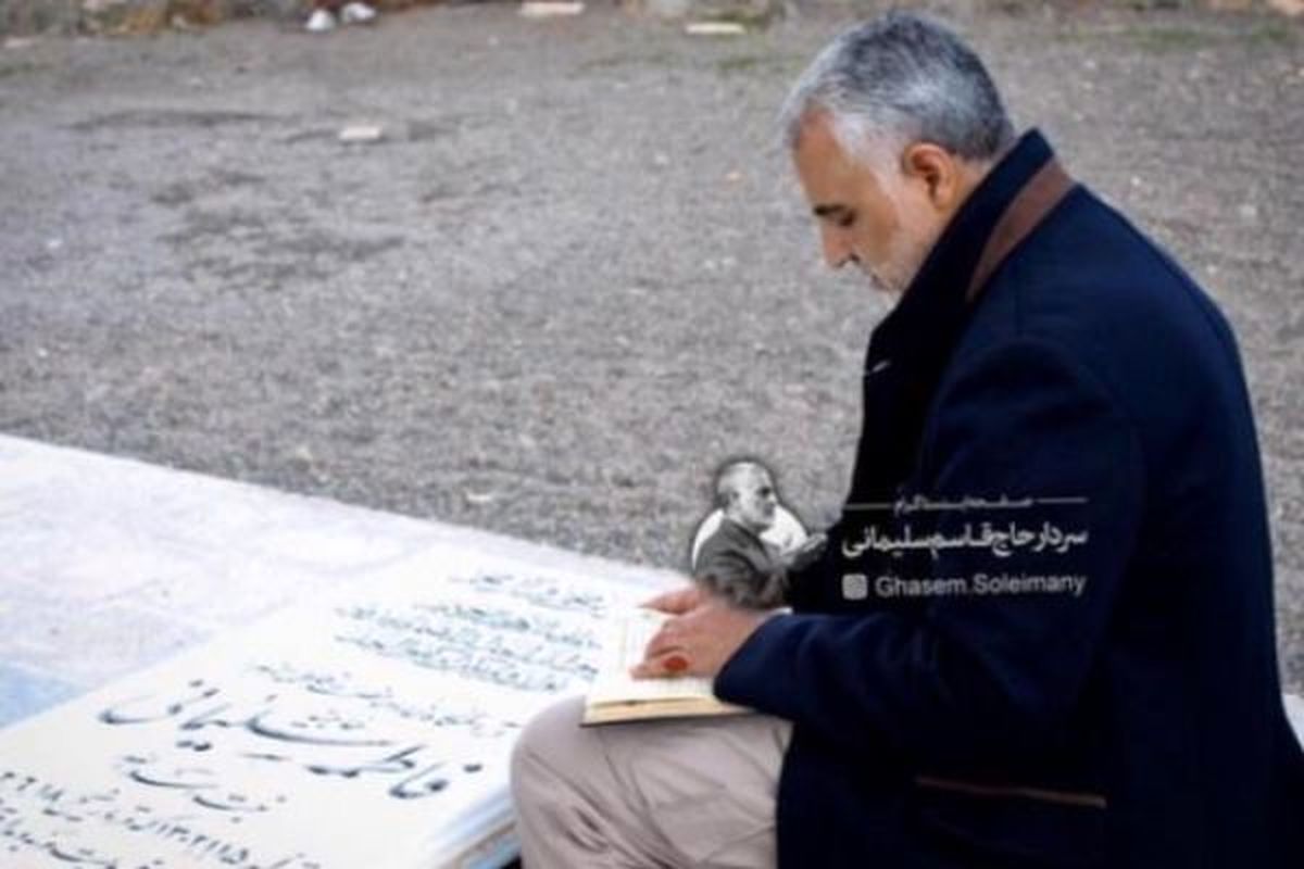 حضور سردار سلیمانی بر سر مزار مادرش