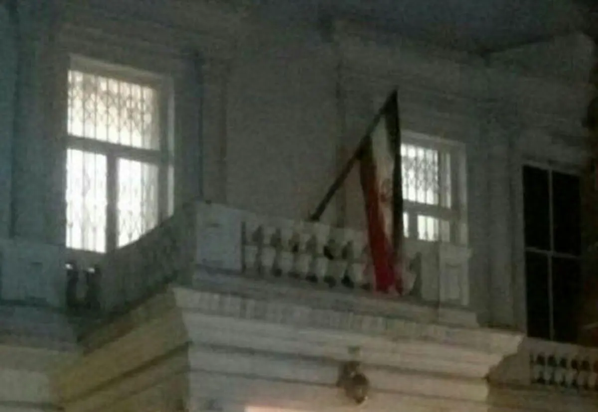 اهتزاز پرچم ایران در سفارت کشورمان در لندن