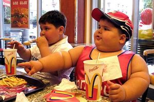چگونه با چاقی در دوران کودکی مقابله کنیم؟