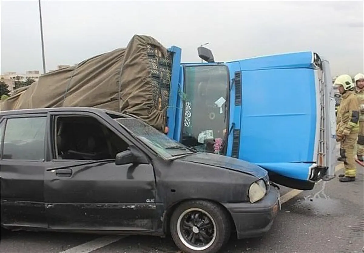 واژگون شدن نیسان حامل میوه در بزرگراه جناح + تصاویر
