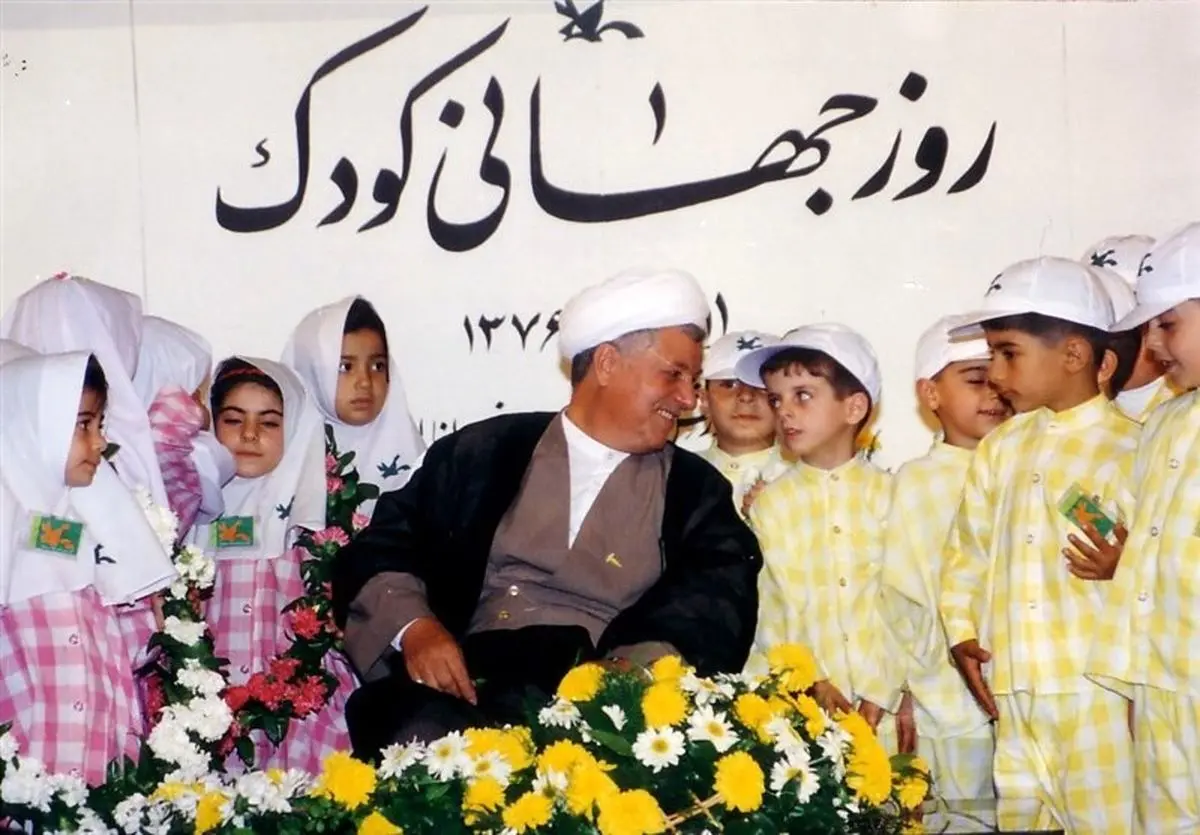 آیت‌الله هاشمی رفسنجانی به کودکان و نوجوانان توجه داشت