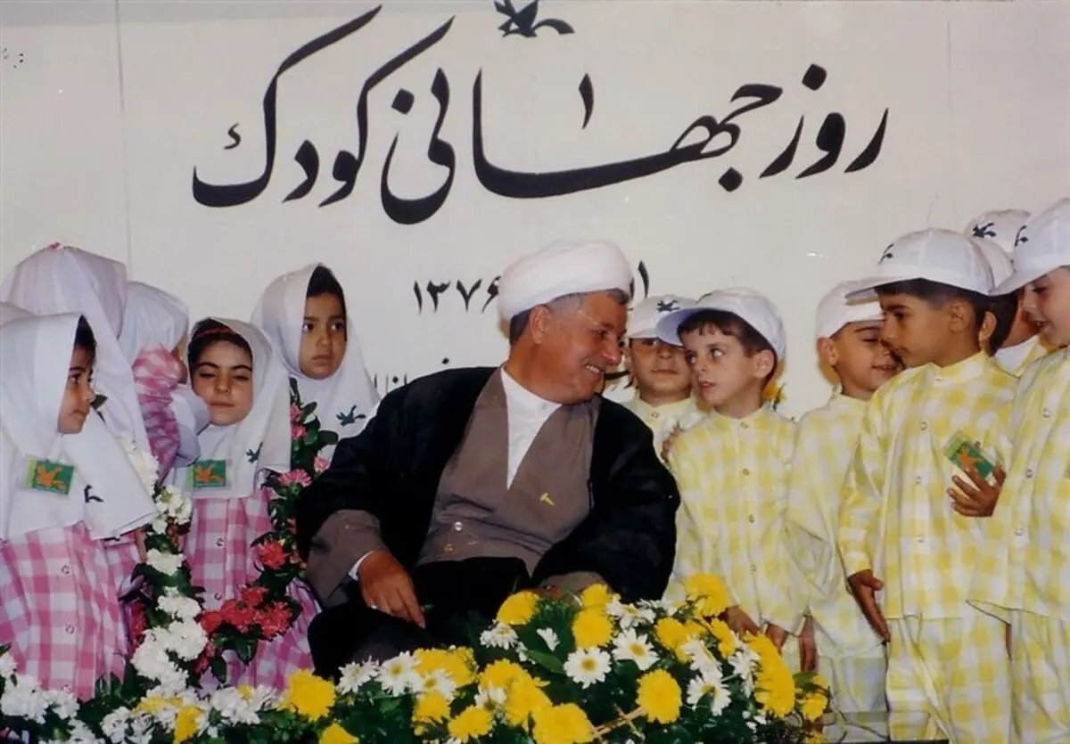 آیت‌الله هاشمی رفسنجانی به کودکان و نوجوانان توجه داشت