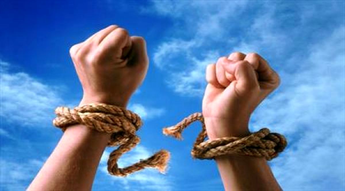 9 عادت خطرناک برای سلامت؛ از گذاشتن پا روی داشبورد ماشین تا نوشیدن قهوه با معده خالی