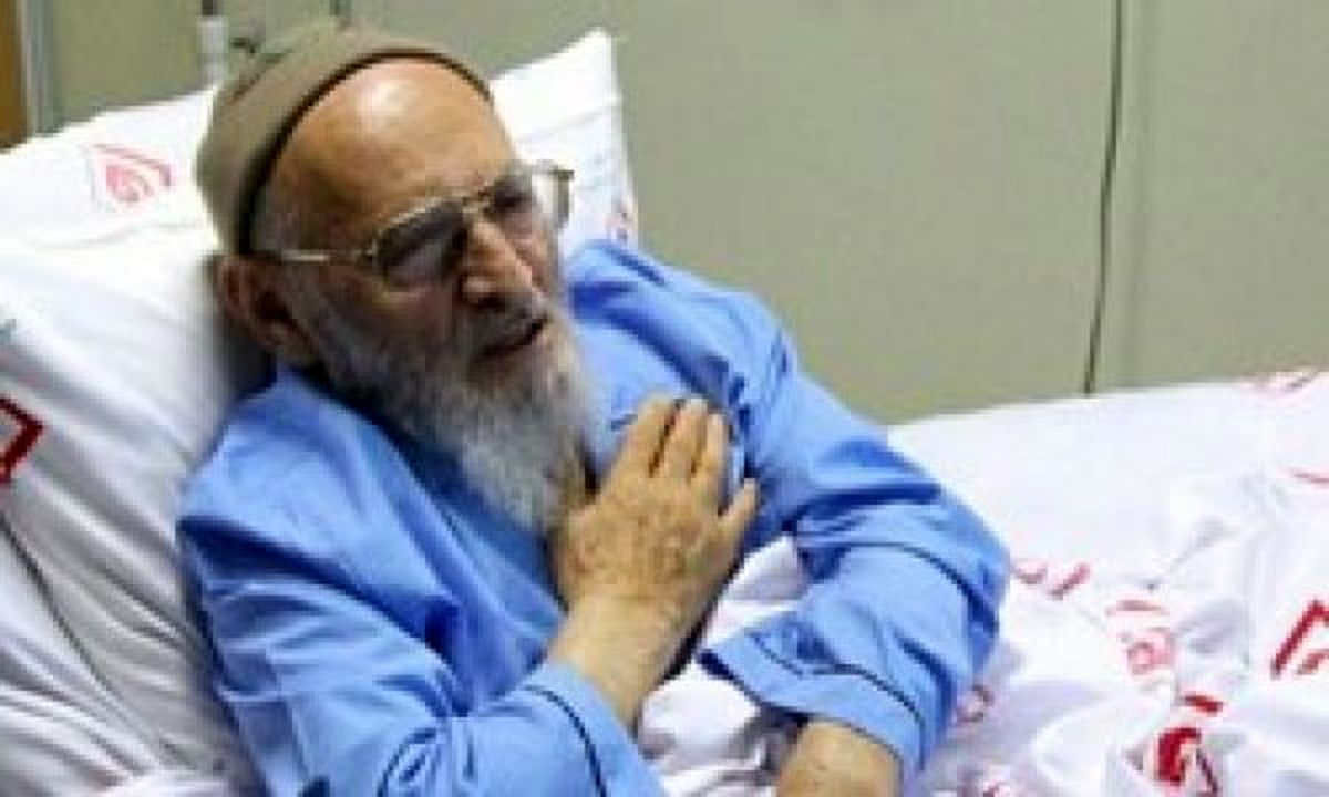 علامه حسنزاده آملی در بخش مراقبتهای ویژه بیمارستان امام رضا (ع) آمل