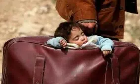 واکنش پرویز پرستویی به کودک خوابیده در چمدان + عکس