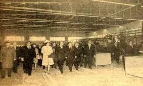 برادران خیامی اولین اتوبوس تولید شده در ایران ناسیونال را به خیریه فرح پهلوی اهدا کردند/ تصاویر