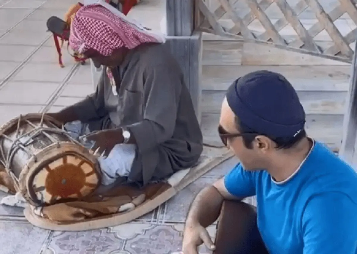 واکنش جالب یک نوازنده هنگام اذان/ ویدئو