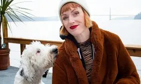 این زن مدعی است که سگش با او حرف زده و از خواب ها و احساساتش می گوید