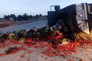 واژگونی هولناک کامیون میوه ها در اصفهان