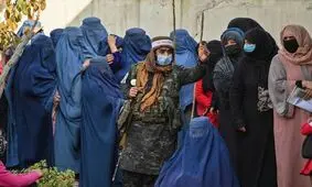 شلیک مستقیم طالبان به یک خانم تنها بخاطر شرکت در تجمعات اعتراضی بخاطر حجاب و تحصیل/ ویدئو