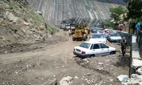 وضعیت یک سمند پس از بیرون آمدن از زیر گل و لای چالوس/ ویدئو