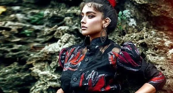 یک شرقی غمگین | چگونه یک دختر ایرانی در فهرست زیباترین زنان سال قرار گرفت؟ | کیمیا حسینی کیست؟