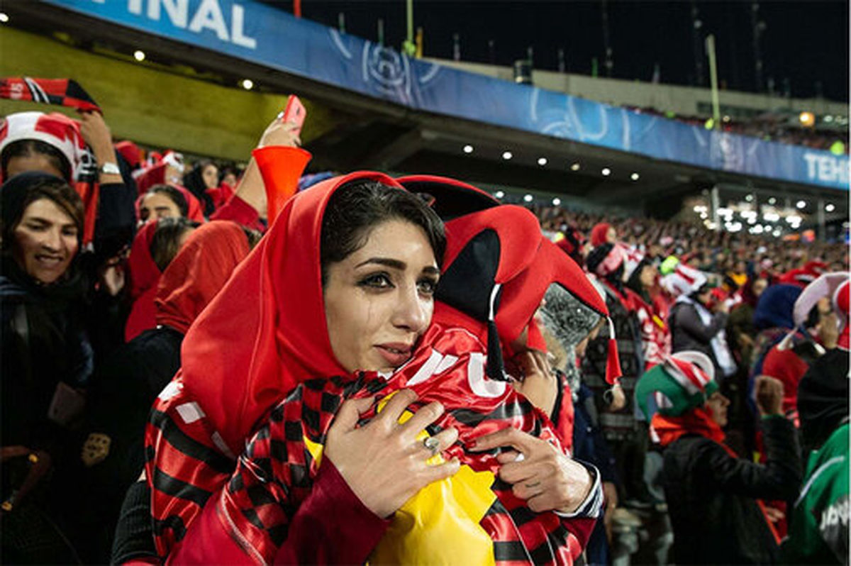 اشک ذوق دختر پرسپولیسی در استادیوم آزادی
