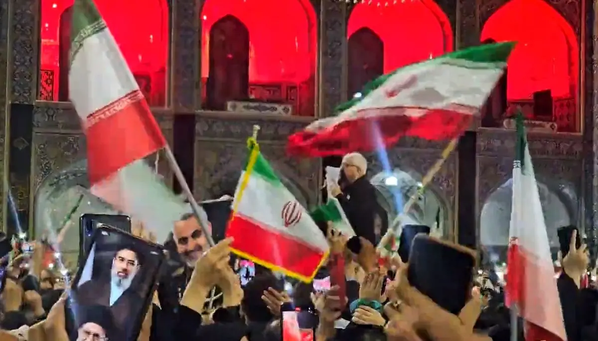 طنین لبیک یا سیدمجتبی با مداحی آهنگران  در حرم امام رضا(ع)