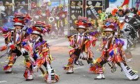 عکس های دیدنی وجالب روز؛ ازشیر دریایی در حال نگارش تبریک سال نو تا کارناوال