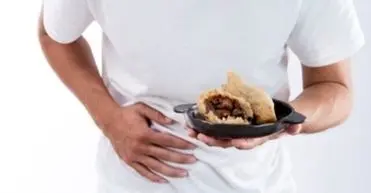 مسمومیت غذایی در سفر و تعطیلات؛ چه زمانی باید به پزشک مراجعه کرد؟

