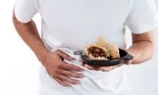 مسمومیت غذایی در سفر و تعطیلات؛ چه زمانی باید به پزشک مراجعه کرد؟

