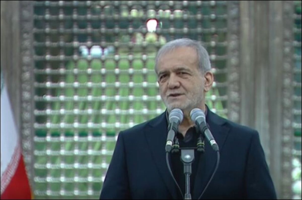 پزشکیان: وصیت امام خمینی (ره) به قوای مسلح این است که وارد بازی های سیاسی نشوند/ ایشان فرمودند که راه مستقیم الهی نه شرقی است نه غربی/ ویدئو