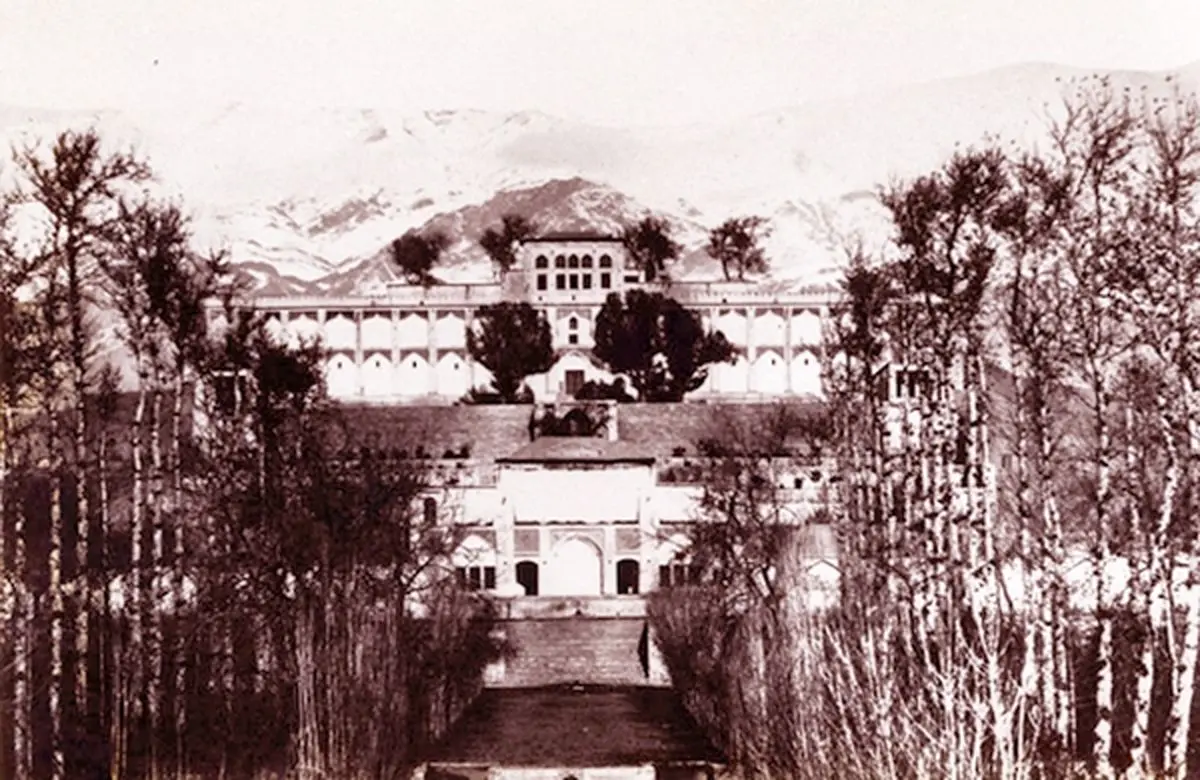 سفر در زمان؛ زندانیان زندان قصر در محوطه زندان؛ سال 1310