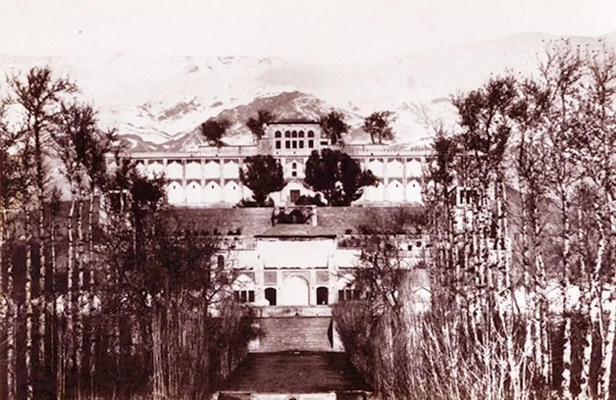 سفر در زمان؛ زندانیان زندان قصر در محوطه زندان؛ سال 1310