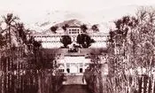 سفر در زمان؛ زندانیان زندان قصر در محوطه زندان؛ سال 1310
