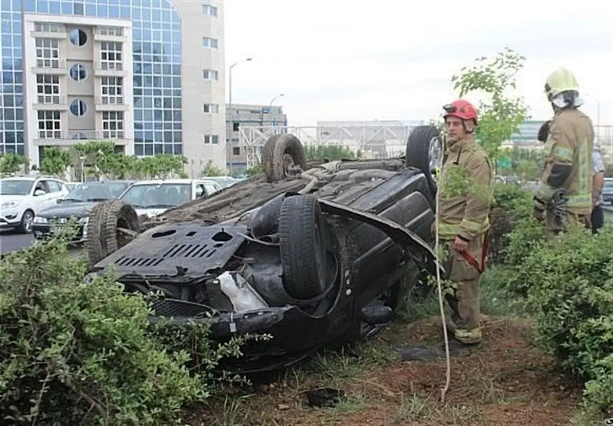 واژگونی پژو ۲۰۶ در فضای سبز بزرگراه باکری + تصاویر